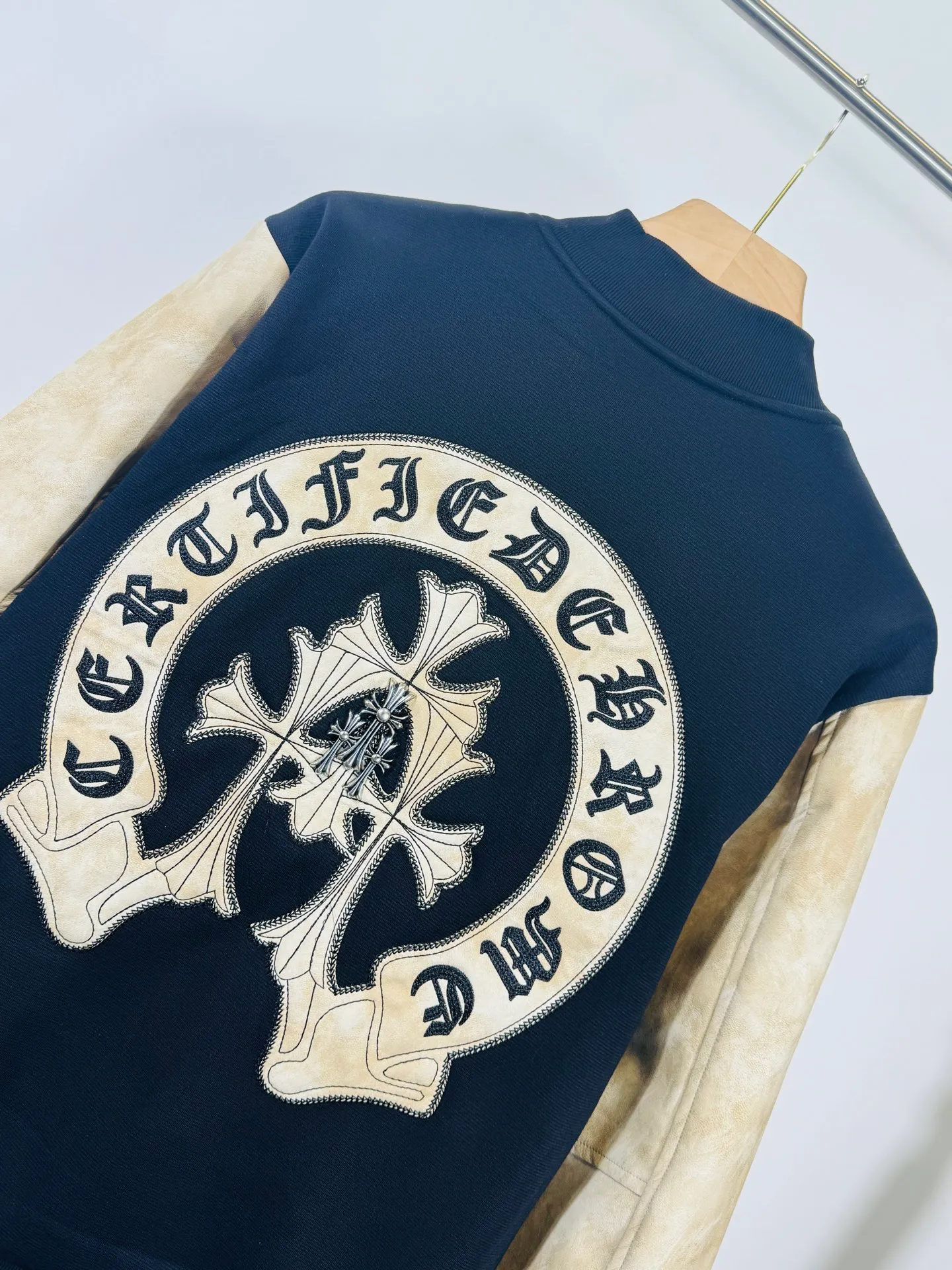 P520 top version 🐮 Real shot without P, ​​different from market products] Chrome Hearts 🍁Winter clothing is coming🍁 Sanskrit cross woolen leather sleeves spliced ​​baseball embroidered cotton jacket, heavy embroidery ➕ special craftsmanship of double sleeve splicing, counter synchronization, heavy industry! ! Customized version of thickened woolen fabric, silk lining, customized version of hardware, not the ordinary version on the market! ! Color: black coffee stitching Code number: S, M, L, XL